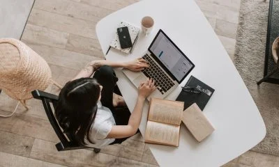 a women is using labtop